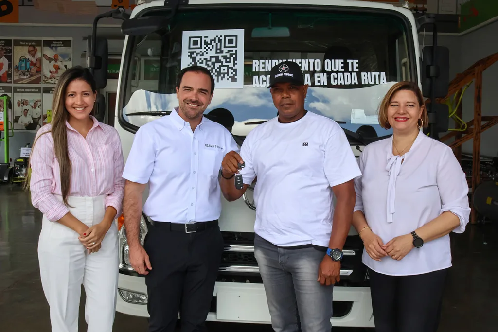 Emily McDougall Pedro Ripoll y Nathalie Romero entregan a Juan Ramirez ganador del Camion Dayun