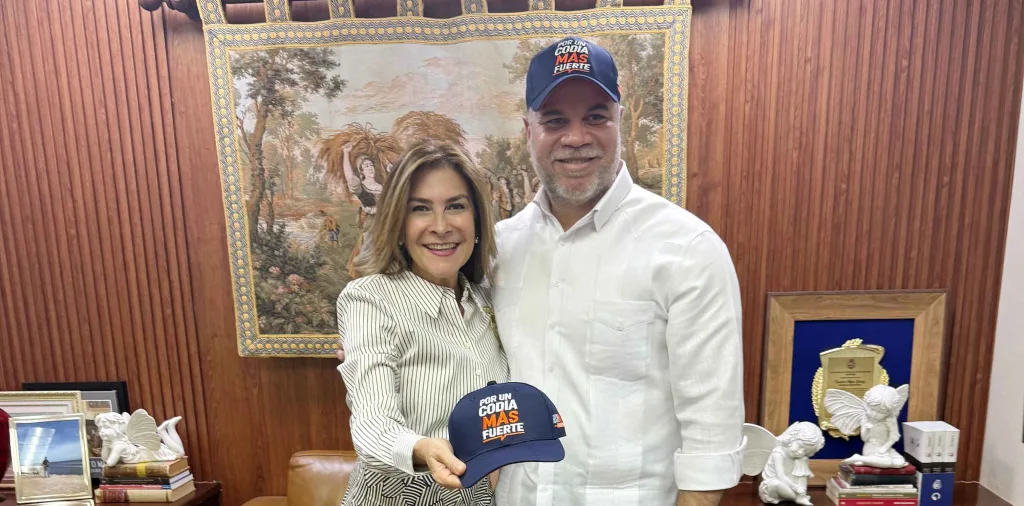 George Richardson gana la presidencia del CODIA con el respaldo de Carolina Mejia