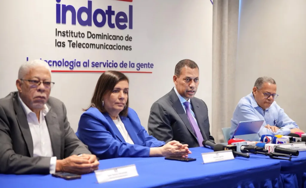 Guido Gomez Mazara junto a miembros del Consejo Directivo encabezando rueda de prensa sobre adjudicacion a Viettel y Claro