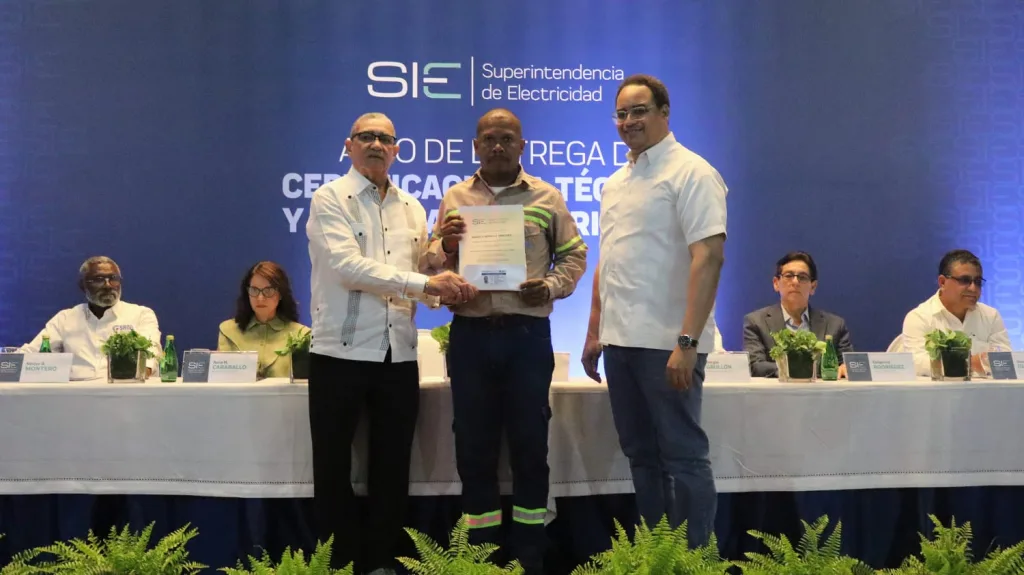 INFOTEP acredita a 300 técnicos electricistas para fortalecer la calidad del servicio eléctrico INFOTEP acredita a 300 tecnicos electricistas para fortalecer la calidad del servicio electrico1
