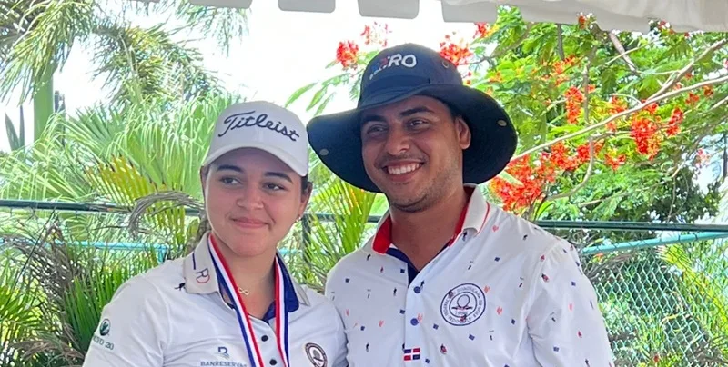 Aguasvivas y Fernández conquistan primera Parada del Tour Nacional Juvenil de Golf María Fernanda Fernández, campeona de la U18, premiada por Roberto Ortiz, encargado de la División del Tour Juvenil.