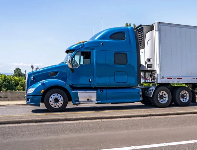Más de 800 camioneros extranjeros fueron retirados de circulación en EE. UU. por no calificar; cientos de dominicanos conducen Mas de 800 camioneros extranjeros fueron retirados en USA por no calificar