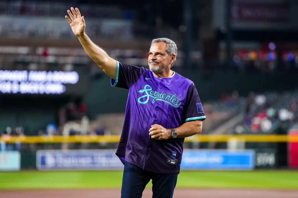 Diamondbacks reconocen trayectoria de Junior Noboa durante Día de la Herencia Hispana Junior Noboa saluda a fanáticos del Chase Field