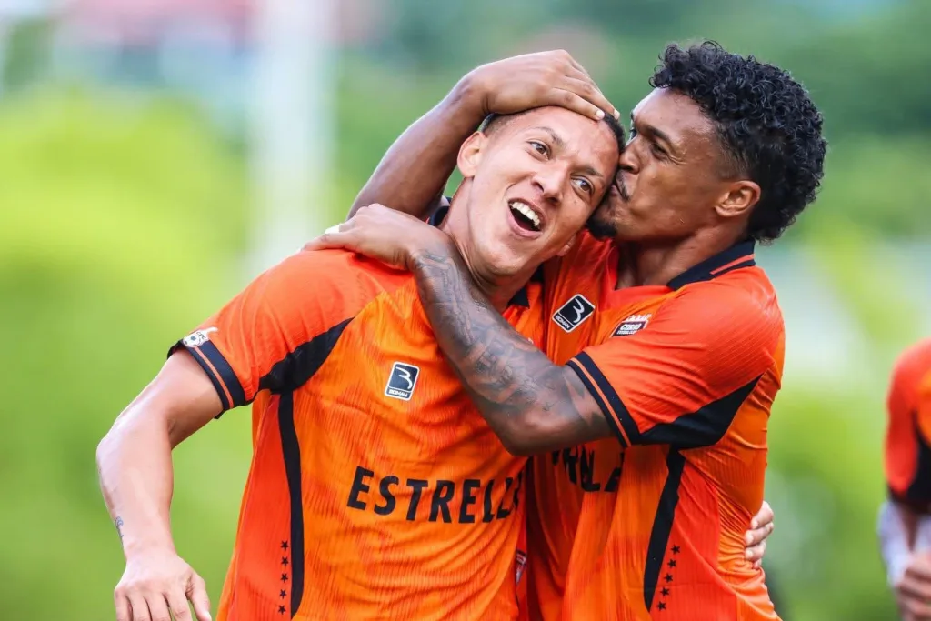 Omar De la Cruz felicita con un beso a Jean Carlos Lopez Jean Carlos y Edwarlyn celebran y el Once Titular