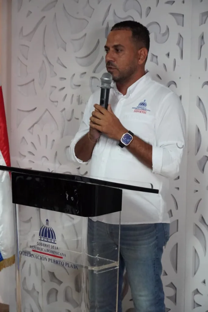Joan Glorioso Director provincial De Deportes se dirige a los Presentes.