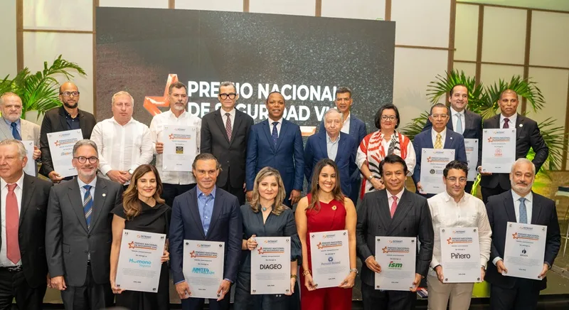 Piñero reafirma su compromiso con la movilidad segura y es galardonado en el I Premio Nacional de la Seguridad Vial Pinero fortalece la movilidad segura mediante formacion tecnologia y prevencion