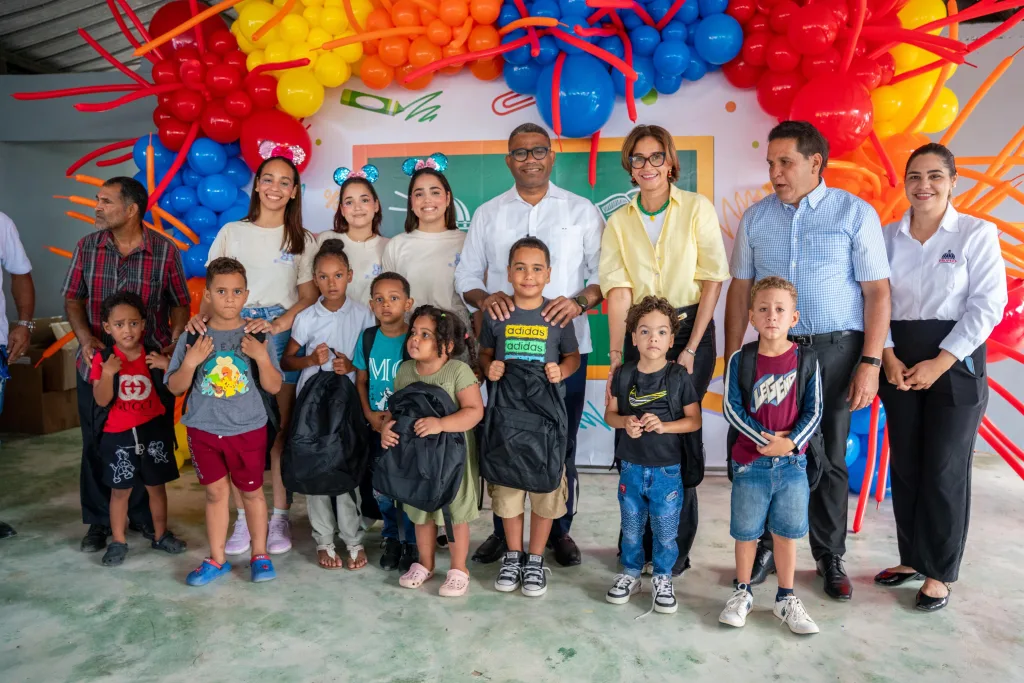 Propeep inicia jornada de entrega de utiles escolares en La Vega