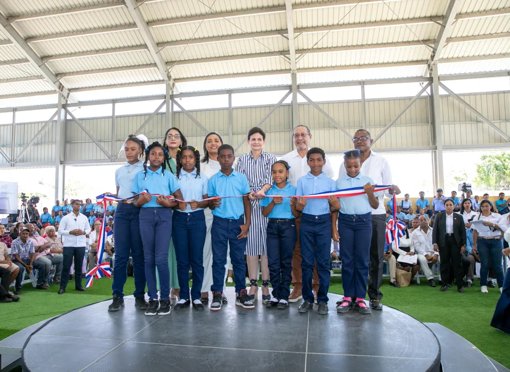 Raquel Peña inaugura techado escolar en Azua que beneficiará a 349 estudiantes Raquel Pena inaugura techado escolar en Azua que beneficiara a 349 estudiantes