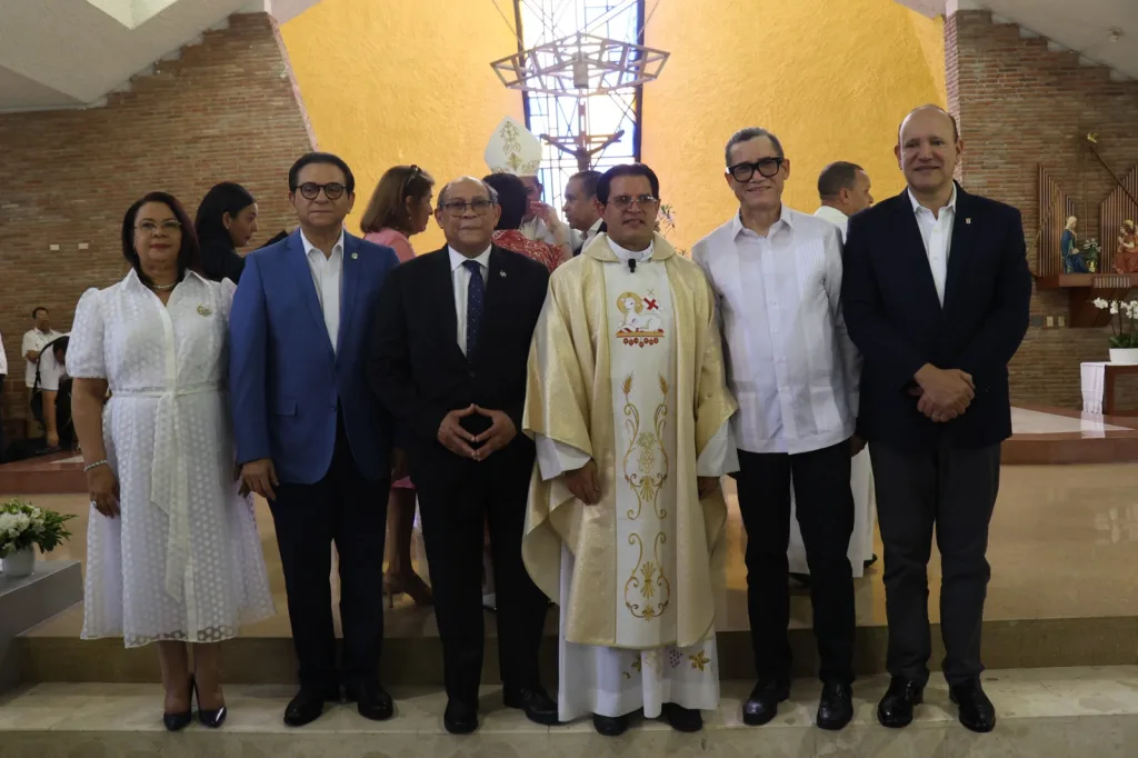 Secilio Espinal conmemora 25 años de vida sacerdotal con misa de acción de gracias Secilio Espinal conmemora 25 anos de vida sacerdotal con misa de accion de gracias4