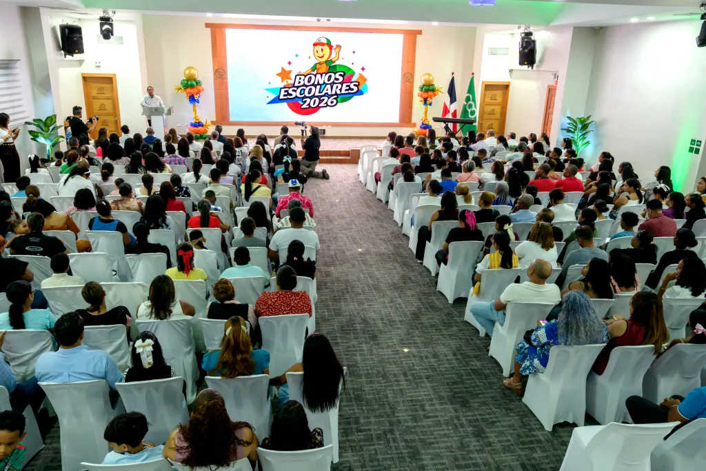 Cooperativa La Altagracia entrega 2,000 bonos a la excelencia académica TNR9646