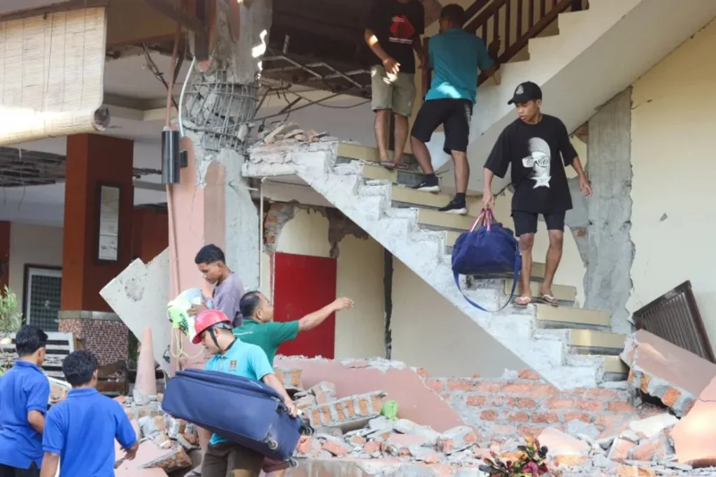 Terremoto de magnitud 7,7 deja al menos dos muertos y daños materiales en Indonesia Terremoto de 77 sacude Indonesia danando viviendas y forzando evacuaciones
