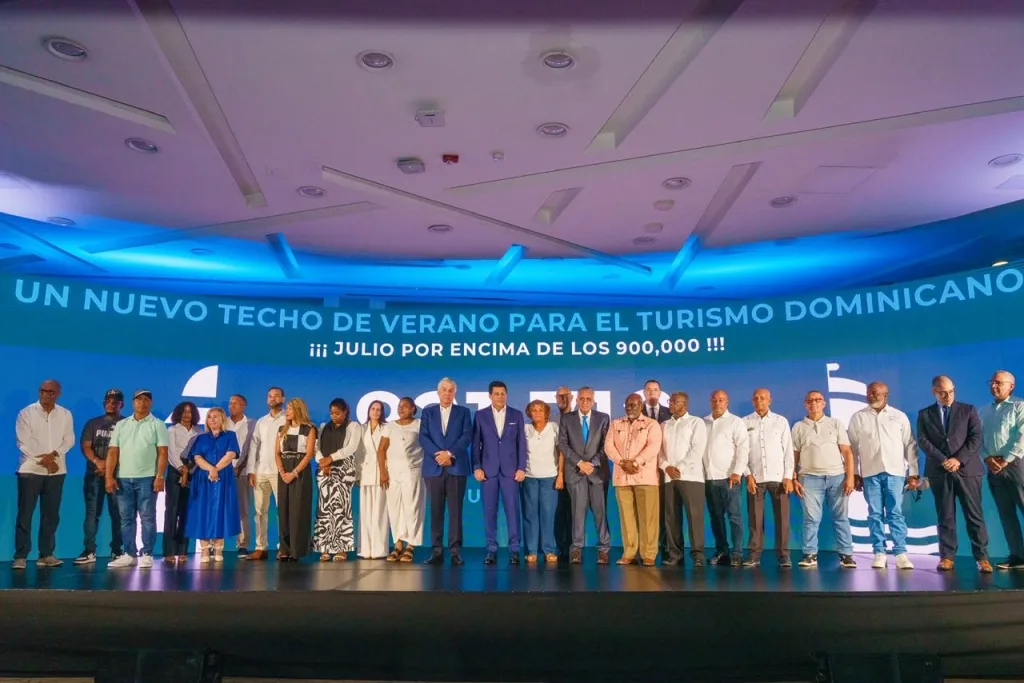 Turismo dominicano rompe récord con más de 7.7 millones de visitantes hasta julio Turismo dominicano rompe record con mas de 7.7 millones de visitantes hasta julio