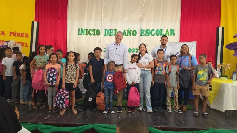 Voluntariado de Coraasan entrega útiles escolares a cientos de niños en la zona sur de Santiago Utiles escolares