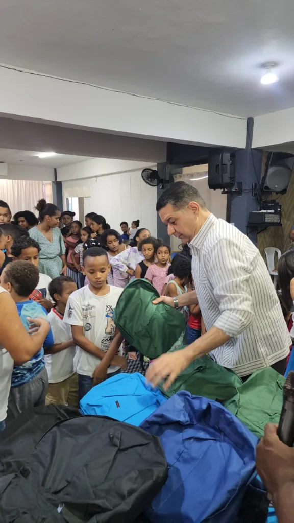 Victor Tomas Mendez lleva utiles escolares y solidaridad a ninos de Matanzas