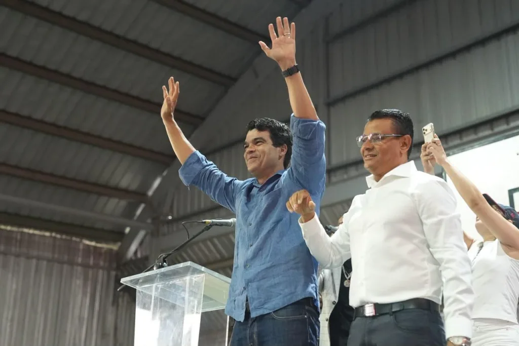 Wellington Arnaud suma amplio respaldo de dirigentes del PRM en Santiago Oeste1