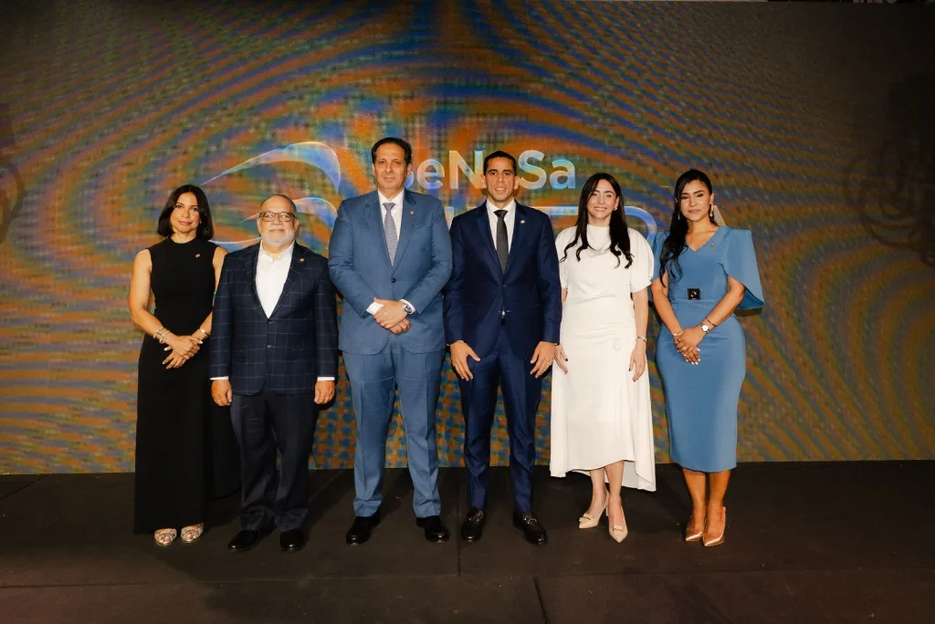SeNaSa presenta plan Ultra con cobertura de hasta RD$4 millones y más de 800 servicios adicionales Yokasta Santana Jefrey Lizardo Dr. Victor Atallah Dr. Edward Guzman y Julissa Senior