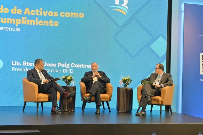 Aguilera plantea que cumplimiento y negocio deben avanzar juntos en el sistema financiero El presidente ejecutivo del Banco de Reservas, doctor Leonardo Aguilera, y el presidente del Banco Hipotecario Dominicano (BHD), Steven Puig, disertan en uno de los paneles del 4.o Congreso Contra el Lavado de Activos y Financiamiento del Terrorismo/ PADM. Les acompaña Heiromy Castro, vicepresidente de Cumplimiento de Banreservas, como moderador.