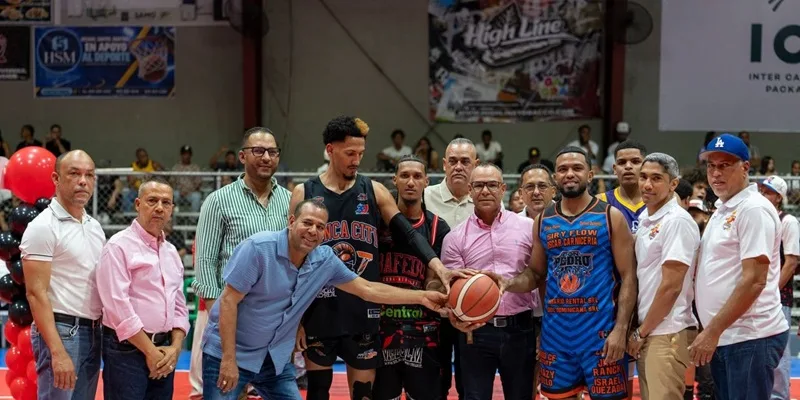 Tamboril inaugura el XXIII Torneo de Baloncesto Superior Saque de honor y entrega de la copa.