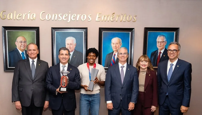Banco Popular reconoce a Marileidy Paulino tras una histórica temporada en el atletismo mundial De izquierda a derecha, los señores Marileidy Paulino y Christopher Paniagua.