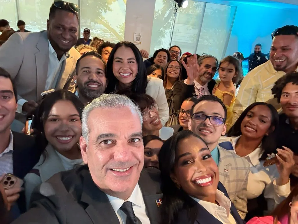 Abinader anuncia 300 becas para jóvenes dominicanos en Nueva York Abinader anuncia 300 becas para jovenes dominicanos en Nueva York1