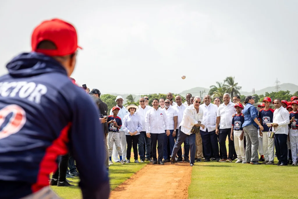 Abinader entrega moderno campo de beisbol en Pizarrete tras 26 anos de espera