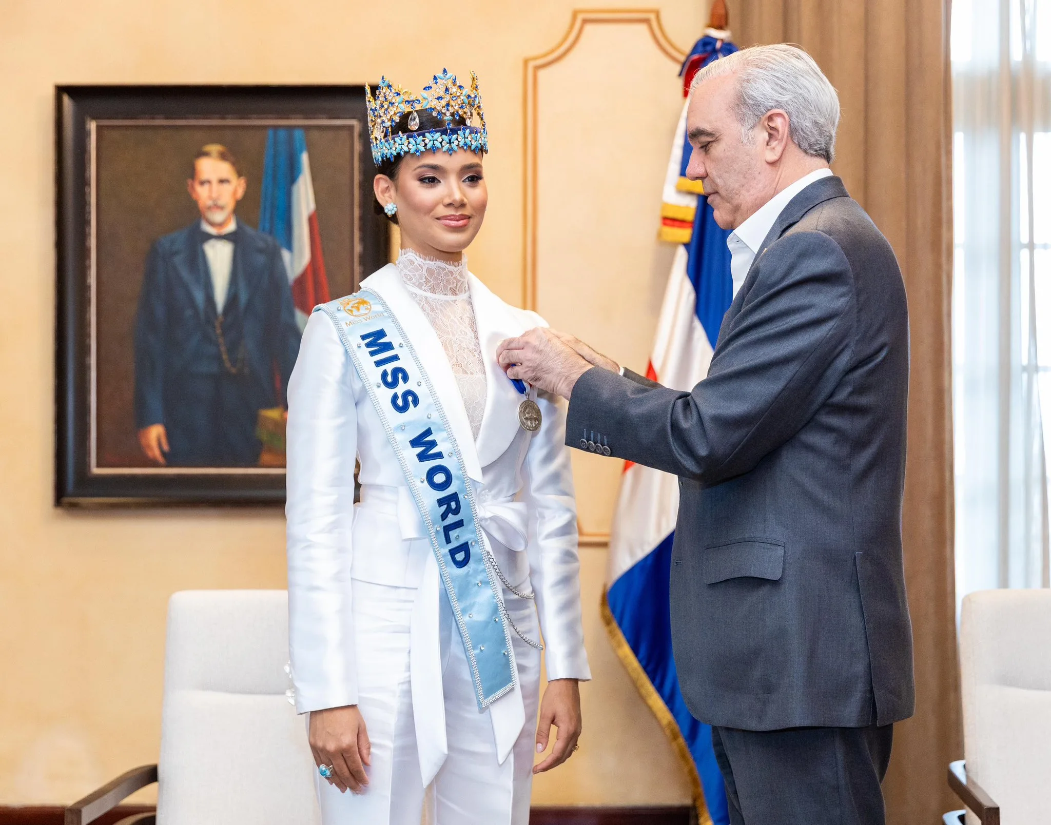 Abinader honra a Joheirry Mola con Medalla Presidencial tras conquistar Miss Mundo 2026 Abinader honra a Joheirry Mola con Medalla Presidencial tras conquistar Miss Mundo 2026