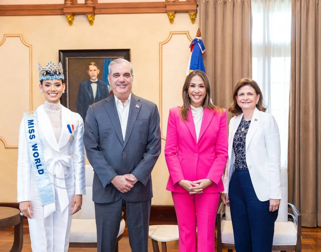 Abinader honra a Joheirry Mola con Medalla Presidencial tras conquistar Miss Mundo 2026 Abinader honra a Joheirry Mola con Medalla raquel pena y mariasela alvarez eljacaguero