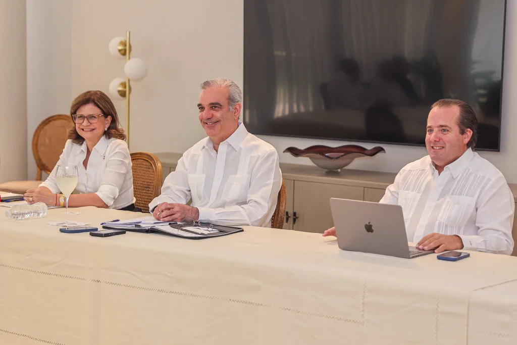 Abinader impulsa RD$9,000 millones para acueducto y evalúa RD$1,700 millones en hospitales de Santiago
