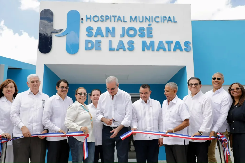 Abinader inaugura maternidad en Sajoma y anuncia tomografo y nuevas ambulancias para la Sierra