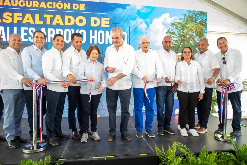 Abinader inaugura puente de cuatro carriles y 12 kilometros de calles asfaltadas en Peravia