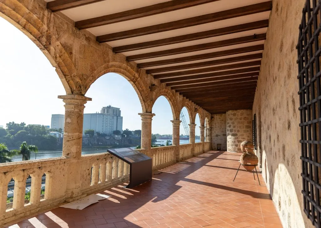 Abinader reabre Alcázar de Colón tras inversión de RD$100 millones Abinader reabre Alcazar de Colon tras inversion de RD100 millones y activa ruta electrica2