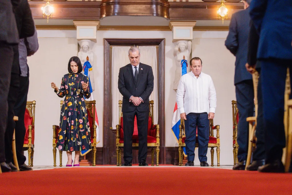 Abinader reune a lideres religiosos y llama a una jornada nacional de oracion por el pais
