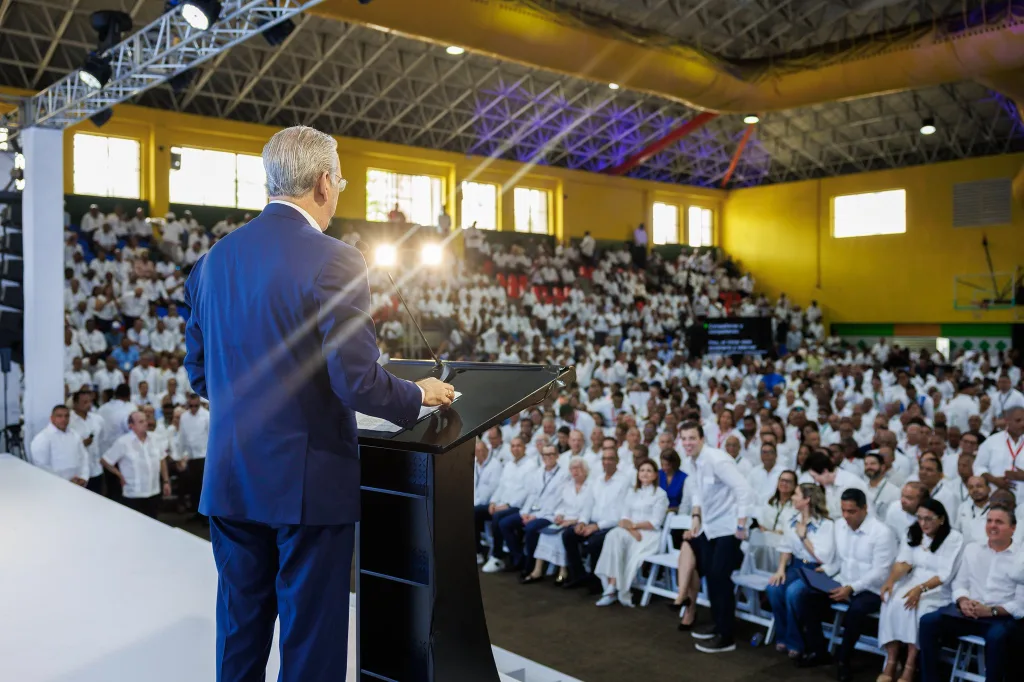 Abinader toma las riendas del PRM y promete garantizar una competencia interna equilibrada hacia 2028