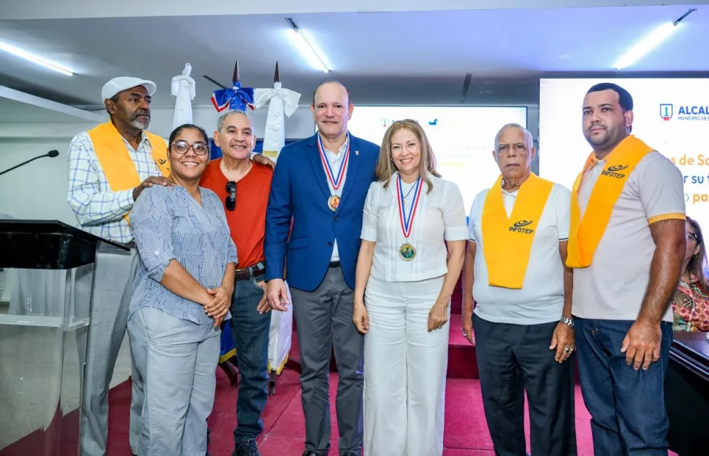 Alcaldía de Santiago e INFOTEP profesionalizan a cocheros para preservar tradición centenaria Alcaldia de Santiago e INFOTEP graduan a 24 cocheros del proyecto Coches de Santiago Patrimonio Vivo 4