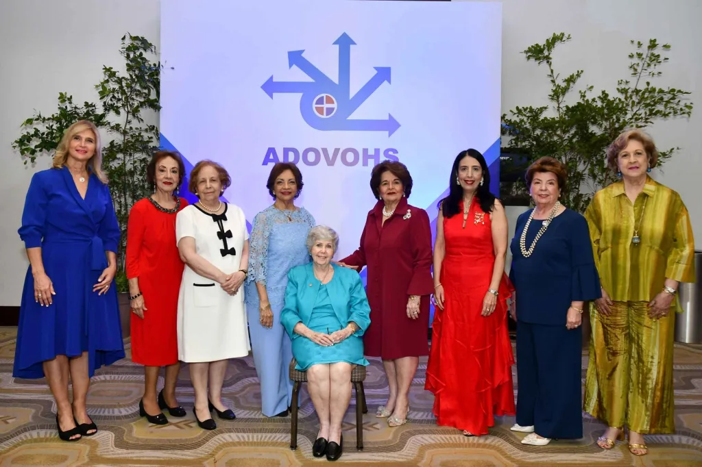Angelica Benitez de Ginebra junto a las damas reconocidas Monika Despradel Maria J. Morros de Batlle Maria De Jesus Perez Bernal de Mansfield Maria Teresa Gonzalez