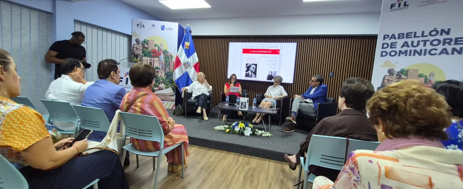 Aralís Rodríguez, León Octavio y Avelino Stanley impulsan ventas y atención en la Feria del Libro Aralís Rodríguez, León Octavio y Avelino Stanley impulsan ventas y atención en la Feria del Libro