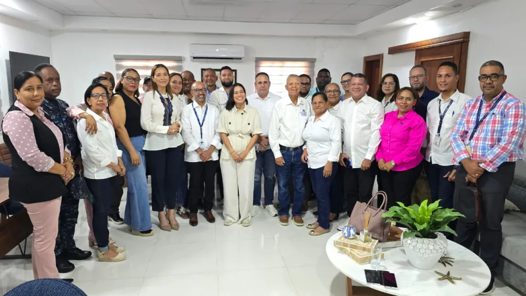 EDENORTE acuerda con autoridades de Montecristi atender fallas eléctricas y reforzar alumbrado