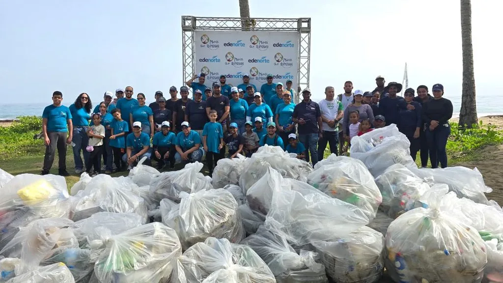 EDENORTE moviliza voluntarios para retirar desechos de playa Boca de Nagua EDENORTE moviliza voluntarios para retirar desechos de playa Boca de Nagua