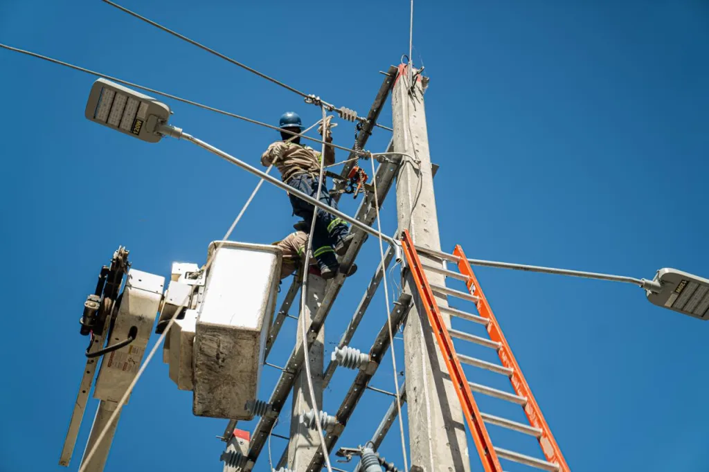 Edesur destina mas de RD281 millones para modernizar redes electricas en Pedernales