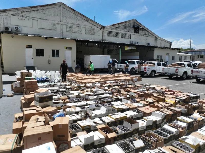 Pro Consumidor, CECCOM y MP desmantelan una de las mayores fábricas clandestinas de alcohol adulterado Parte de la mercancía ílicita decomisada en el operativo.