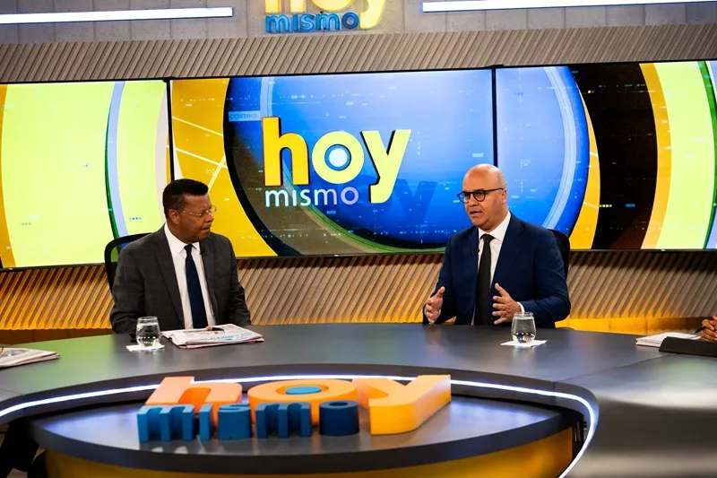 Aeropuerto Internacional Cabo Rojo será clave para el desarrollo de la región Sur Igor Rodríguez Durán, director general del IDAC y el periodista Danny Alcántara durante su participación en el matutino Hoy Mismo de Color Visión.