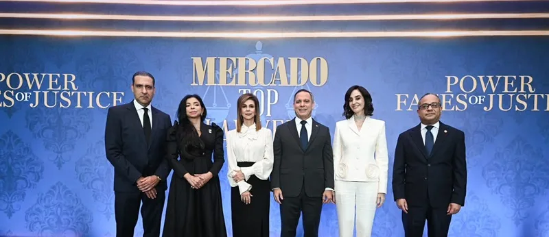 Presidente del TC destaca papel de la justicia constitucional en la seguridad jurídica y el desarrollo económico El magistrado Napoleón R. Estévez Lavandier junto Henry Molina, Yeni Berenice Reynoso, Patricia De Moya, Servio Tulio Castaños Guzmán y Rita Abinader.