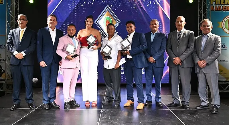 Premiación anual de la ACDS: Madelyn Rodríguez y Melvin Marcelino atletas del año, Elwin Peña y Ezequiel Sosa, cronistas más destacados En el centro, los atletas del año, Madelin Rodríguez y el representante de Melvin Marcelino, junto a los cronistas más destacados, Elwin Peña y Ezequiel Sosa, son galardonados por, desde la izquierda, Américo Cabrera, presidente de la ACDS; Papito Cruz, director general de ProIndustria; Garibaldi Bautista, presidente del Comité Olímpico Dominicano; licenciado inmortal del deporte Juan Vila, viceministro de deportes, quien representó al ministro de deportes, Kelvin Cruz y Wilhelm Lawrence, presidente del consejo directivo de las Águilas Cibaeñas