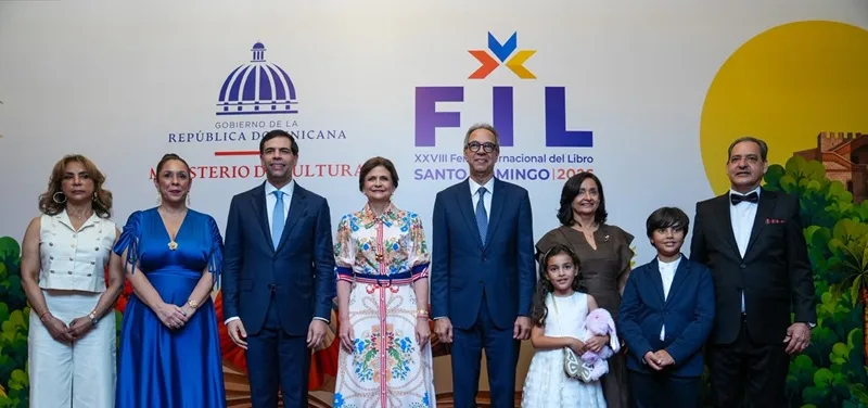 Banco Popular auspicia la Feria Internacional del Libro Santo Domingo 2026 De izquierda a derecha, los señores Fátima Guzmán, Yira Ramonet, Roberto Ángel Salcedo, Raquel Peña, José Mármol, Amaia Mármol, Soraya Lara de Mármol, Gonzalo Mármol y Pastor de Moya.