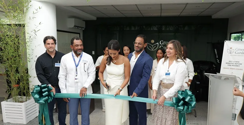 Green Garden Wellness Lounge inaugura en Puerto Plata el primer centro de bienestar en un aeropuerto del Caribe (Izq-Der) Genaro Cid, Carlos Rodoli Conde,Raysa Perrone, Alex Zamor y Mileyka Brugal.