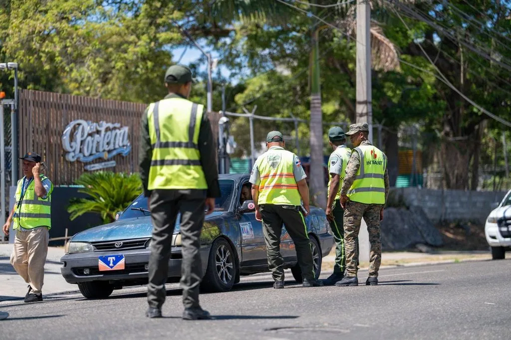 INTRANT y DIGESETT retienen 12 vehículos de concho por irregularidades en Santiago INTRANT y DIGESETT retienen 12 vehiculos de concho por irregularidades en Santiago