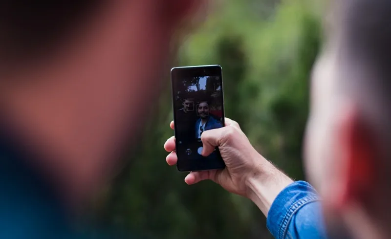 ¿La cámara de tu teléfono te está vigilando? Señales de alerta y cómo proteger tu privacidad ¿La cámara de tu teléfono te está vigilando? Señales de alerta y cómo proteger tu privacidad