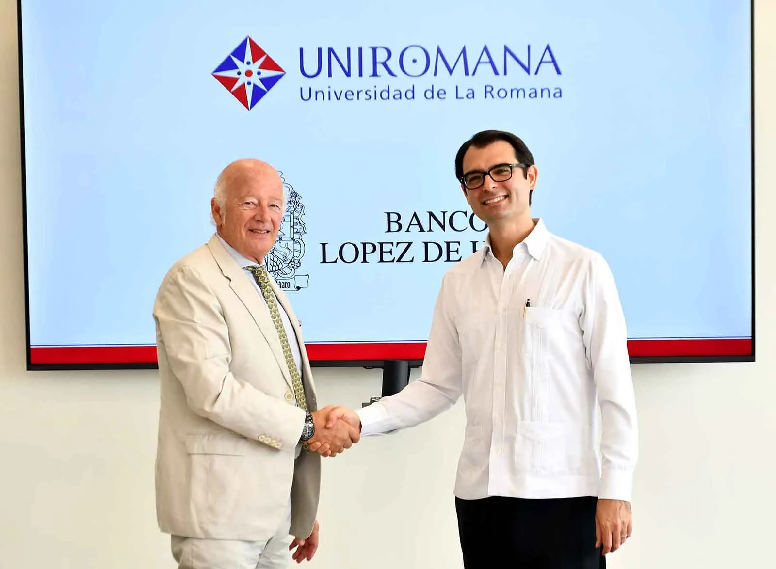 UNIROMANA y Banco López de Haro acuerdan becas y nuevo apoyo tecnológico por cinco años UNIROMANA y Banco López de Haro acuerdan becas y nuevo apoyo tecnológico por cinco años