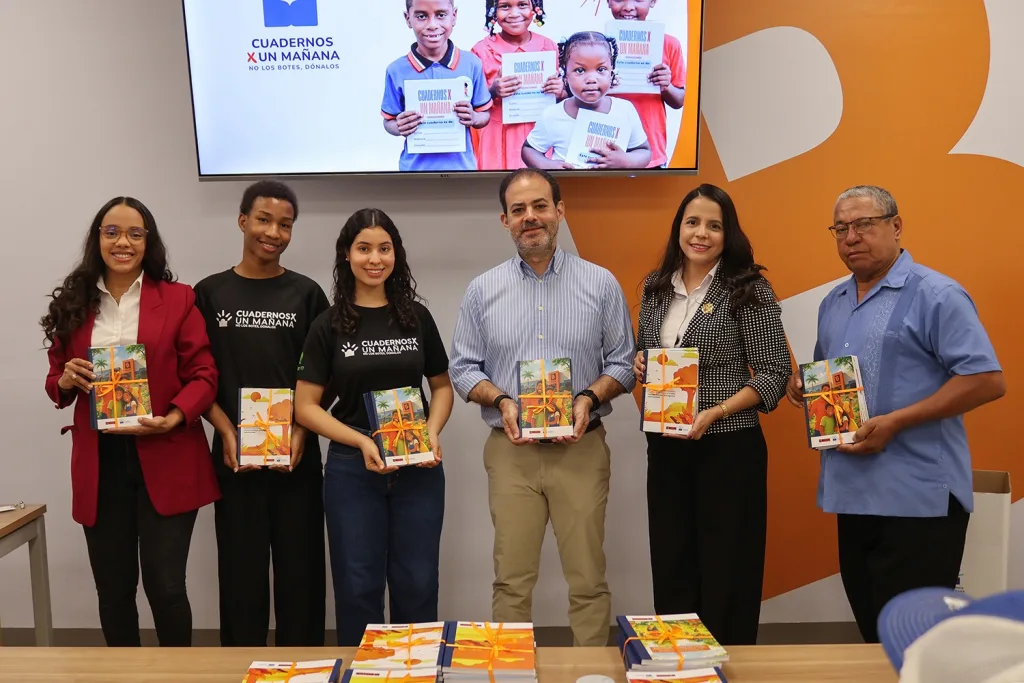 Kaury Paulino Jordany Cuello Karla Faxas Carlos Iglesias Daylina Gonzalez y Julio Martinez durante la entrega de cuadernos de la iniciativa