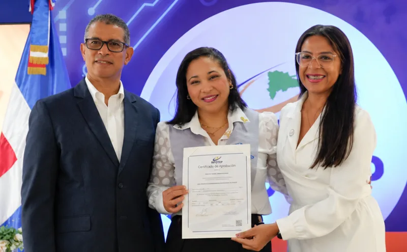 Certifican a 65 periodistas formados en Comunicación Estratégica en Salud Luis Manuel Rodriguez sub director general del INFOTEP Desiree Subervi y Carol Martinez presidente de CIPESA